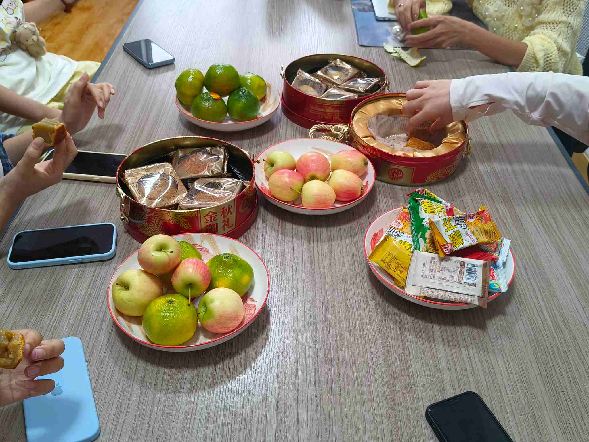 झेमेइजियाने दुपारचा एक उबदार चहा घेतला