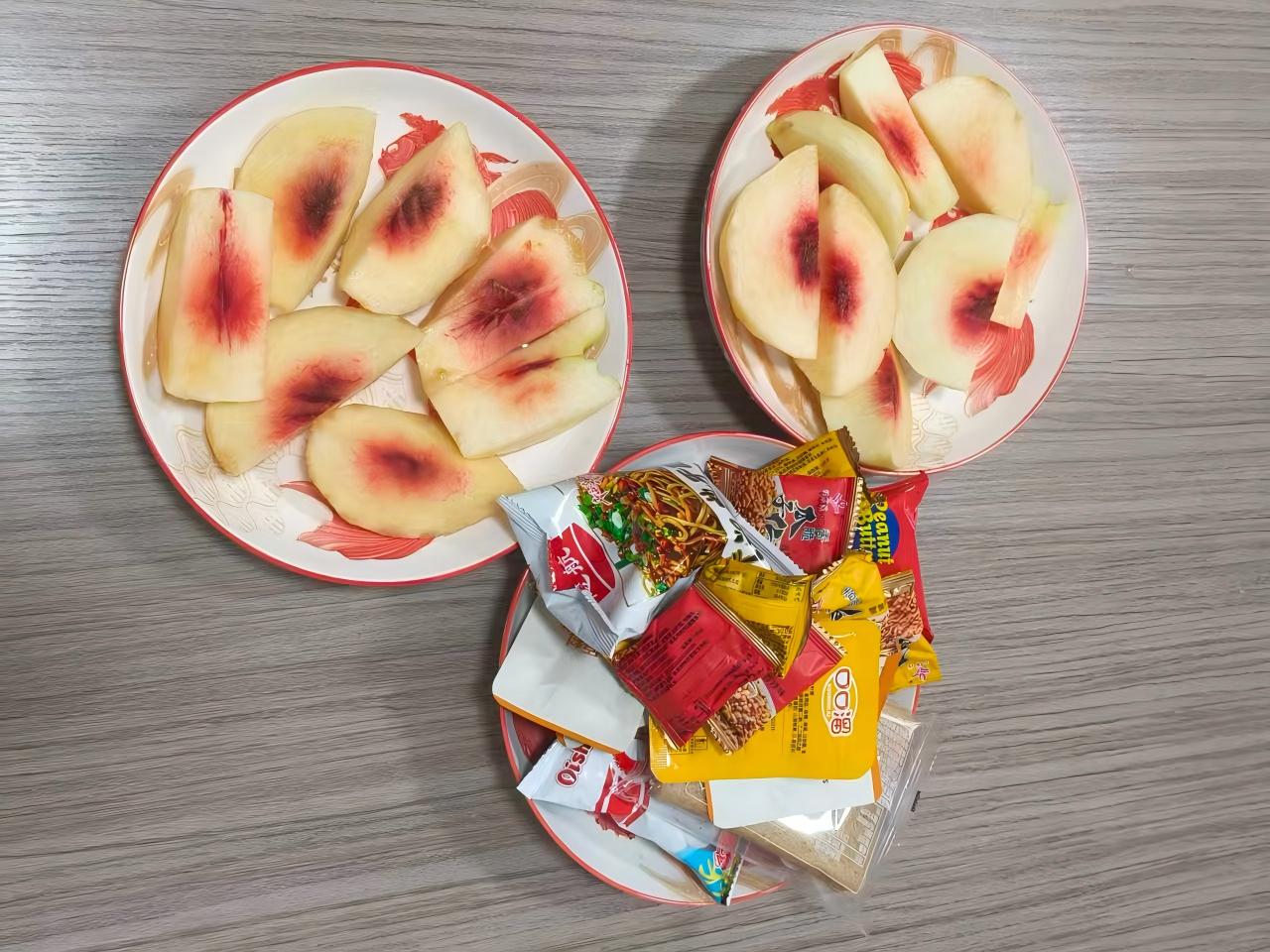 पीच आणि स्नॅक्सने झेमेइजियाच्या दुपारची शक्ती दिली