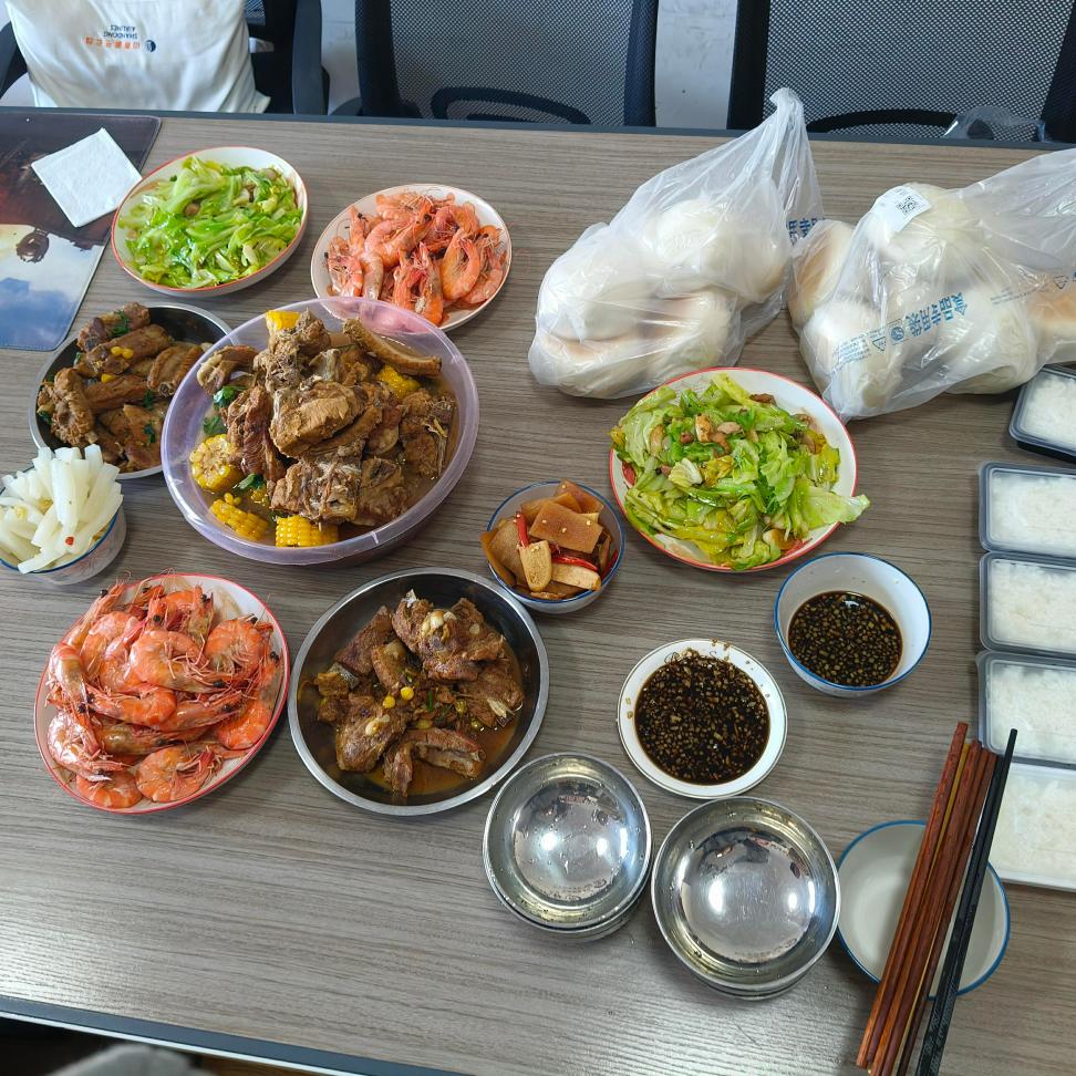 बॉस प्रत्येकासाठी दुपारचे जेवण बनवतात!